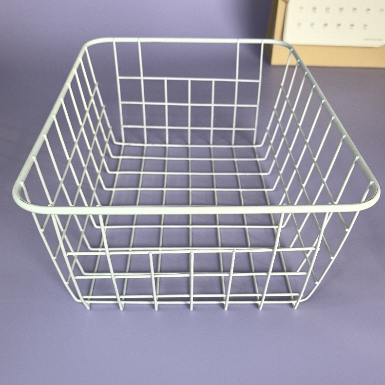 Metalna žičana košara za skladištenje na stolu; moderan minimalistički stil
