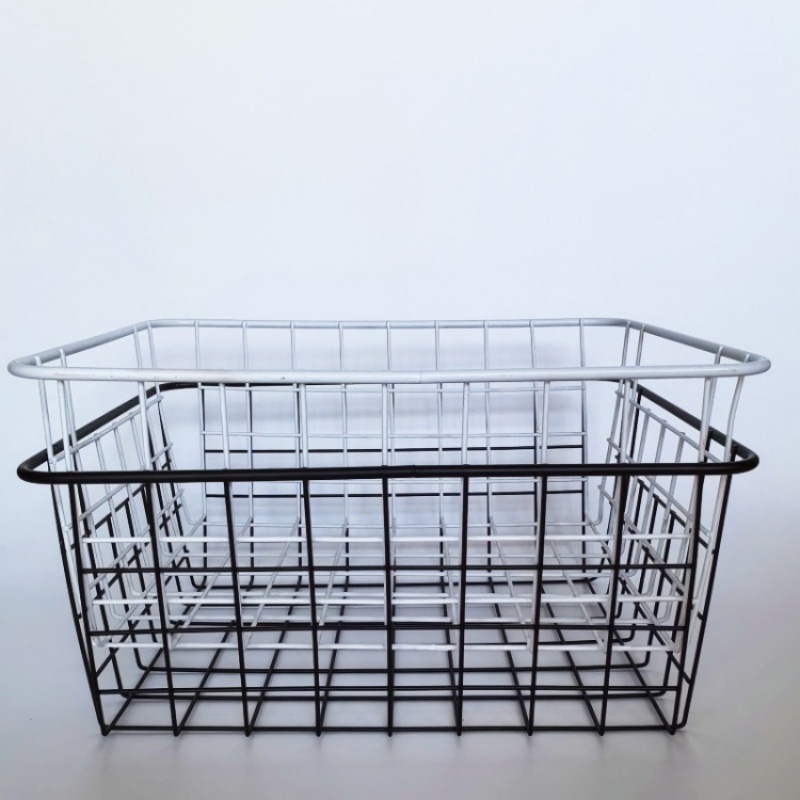 Metalna žičana košara za skladištenje na stolu; moderan minimalistički stil