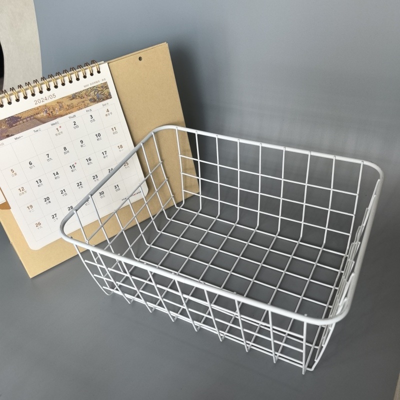 Metalna žičana košara za skladištenje na stolu; moderan minimalistički stil