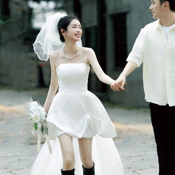 Esküvői ruha, csőtop nyakvonal, hercegnő-siluett uszállyal, hosszú szoknya, poliészter anyag