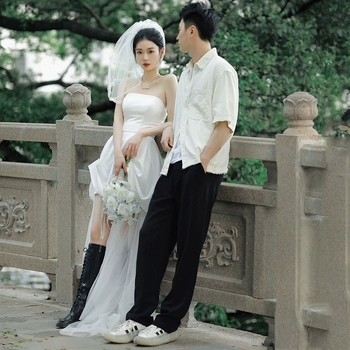 Esküvői ruha, csőtop nyakvonal, hercegnő-siluett uszállyal, hosszú szoknya, poliészter anyag