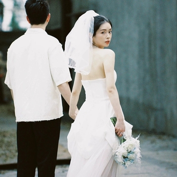 Esküvői ruha, csőtop nyakvonal, hercegnő-siluett uszállyal, hosszú szoknya, poliészter anyag