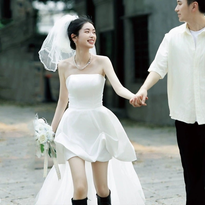 Esküvői ruha, csőtop nyakvonal, hercegnő-siluett uszállyal, hosszú szoknya, poliészter anyag