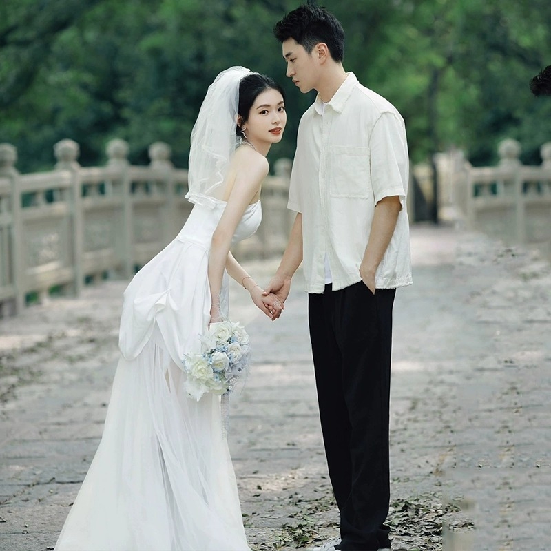 Esküvői ruha, csőtop nyakvonal, hercegnő-siluett uszállyal, hosszú szoknya, poliészter anyag