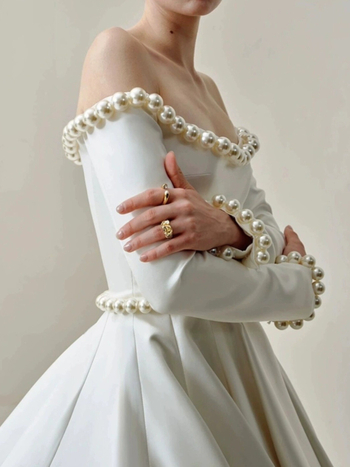 Szatén hosszú ujjú menyasszonyi ruha váll fölötti kivágással, hosszú szoknya, középső derék, poliészter, téli 2025 kollekció