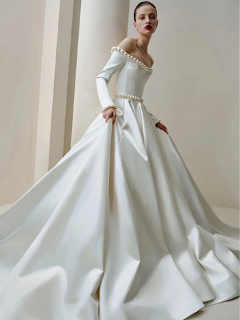 Szatén hosszú ujjú menyasszonyi ruha váll fölötti kivágással, hosszú szoknya, középső derék, poliészter, téli 2025 kollekció