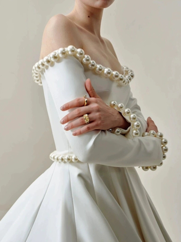 Szatén hosszú ujjú menyasszonyi ruha váll fölötti kivágással, hosszú szoknya, középső derék, poliészter, téli 2025 kollekció