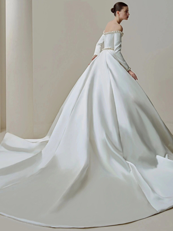 Szatén hosszú ujjú menyasszonyi ruha váll fölötti kivágással, hosszú szoknya, középső derék, poliészter, téli 2025 kollekció