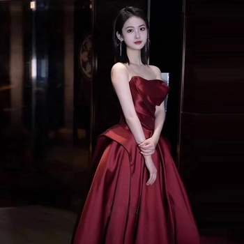 Rochie de mireasă fără bretele, croială tube-top, talie înaltă, fără mâneci, fustă lungă, amestec poliester 30–50%