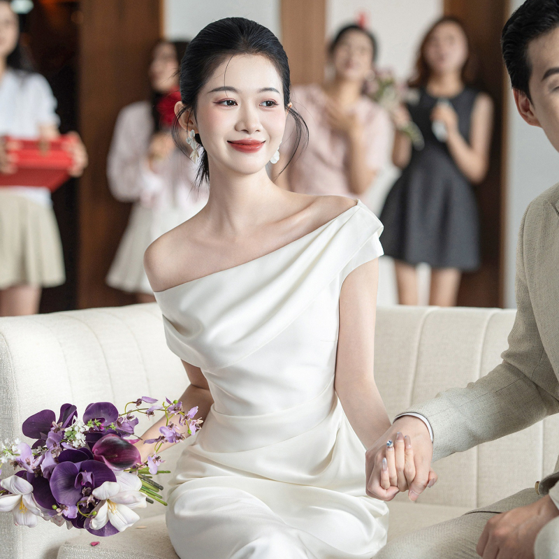 Esküvői ruha, magas derekú szabás, puffos ujjak, rövid szoknya, poliészter anyag