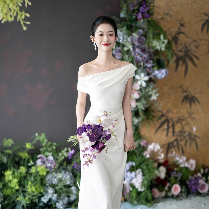 Esküvői ruha, magas derekú szabás, puffos ujjak, rövid szoknya, poliészter anyag