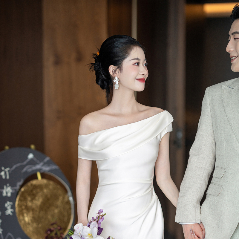 Esküvői ruha, magas derekú szabás, puffos ujjak, rövid szoknya, poliészter anyag