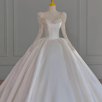 Hosszú ujjú menyasszonyi ruha uszállyal, mély V-nyak, középső derék, poliészter anyag, hercegnő sziluett