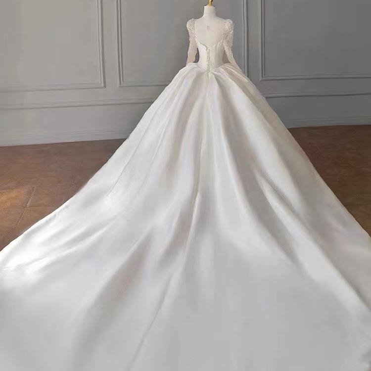 Hosszú ujjú menyasszonyi ruha uszállyal, mély V-nyak, középső derék, poliészter anyag, hercegnő sziluett