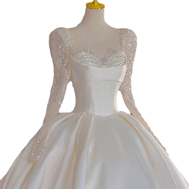 Hosszú ujjú menyasszonyi ruha uszállyal, mély V-nyak, középső derék, poliészter anyag, hercegnő sziluett