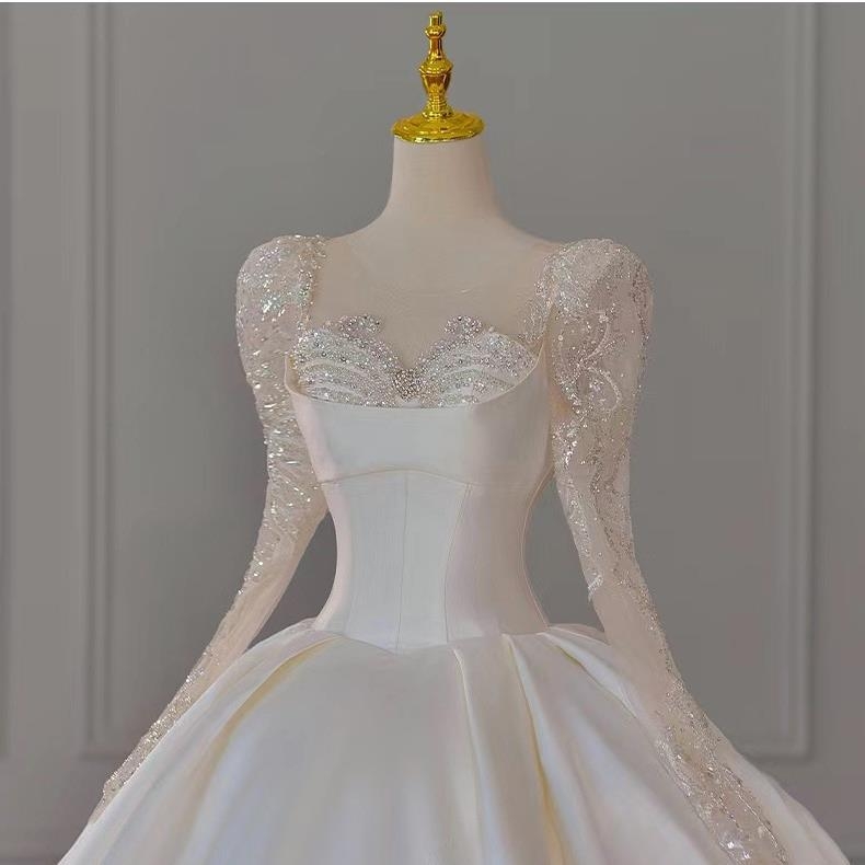 Hosszú ujjú menyasszonyi ruha uszállyal, mély V-nyak, középső derék, poliészter anyag, hercegnő sziluett