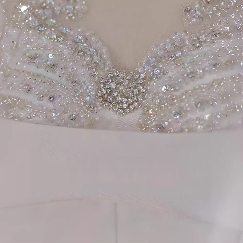 Hosszú ujjú menyasszonyi ruha uszállyal, mély V-nyak, középső derék, poliészter anyag, hercegnő sziluett