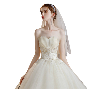 Hosszú esküvői ruha pánt nélküli, Francia erdő ihletésű, könnyű, hálós külső anyag; Poliészter 80%, Len 10%, Acetát 5%, Belső bélés 10%