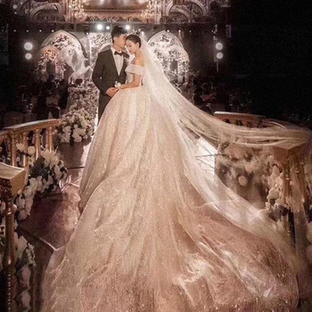 Egy vállú menyasszonyi ruha, magas derékkal, rövid ujjú — elegáns estélyi ruha az esküvőhöz