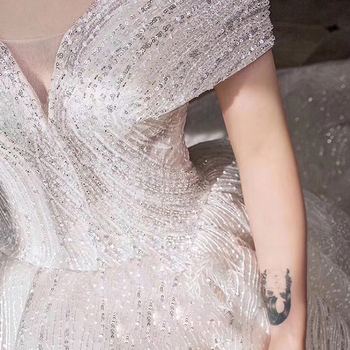 Egy vállú menyasszonyi ruha, magas derékkal, rövid ujjú — elegáns estélyi ruha az esküvőhöz