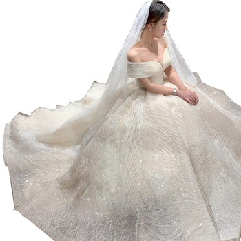 Egy vállú menyasszonyi ruha, magas derékkal, rövid ujjú — elegáns estélyi ruha az esküvőhöz