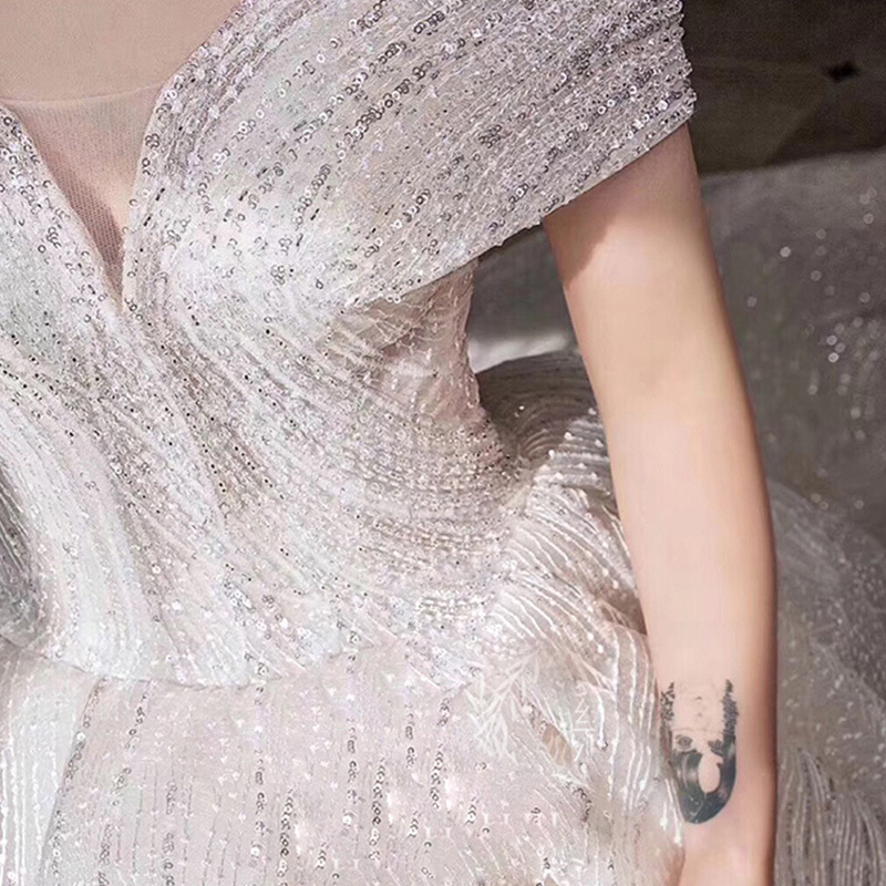 Egy vállú menyasszonyi ruha, magas derékkal, rövid ujjú — elegáns estélyi ruha az esküvőhöz