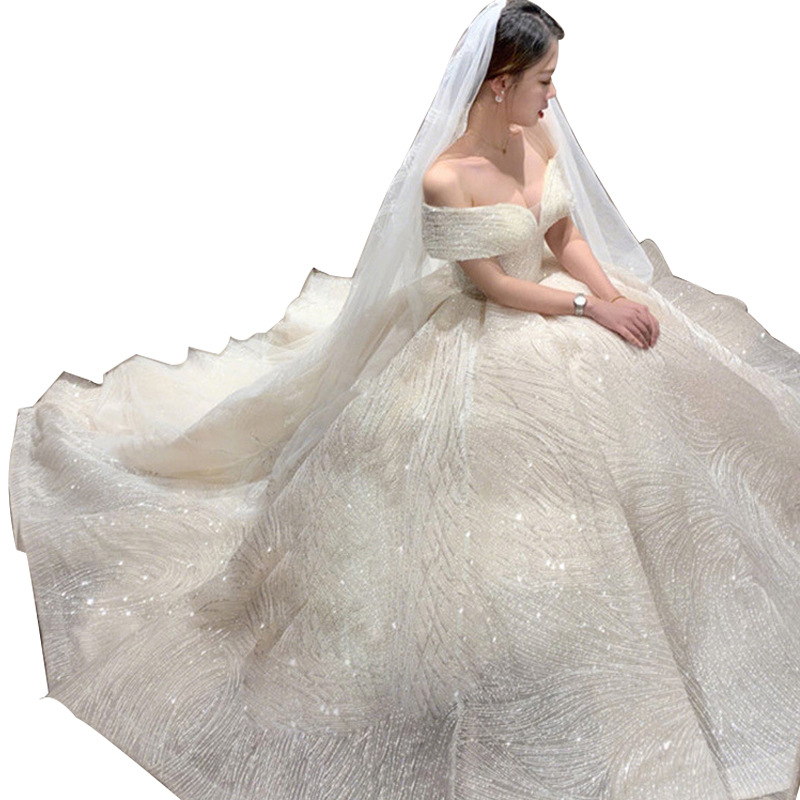 Egy vállú menyasszonyi ruha, magas derékkal, rövid ujjú — elegáns estélyi ruha az esküvőhöz