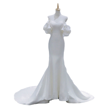 Egy vállú menyasszonyi ruha – fodros 3/4-es ujjak; hosszú szoknya; középső derekú szabás; szatén poliészter anyag