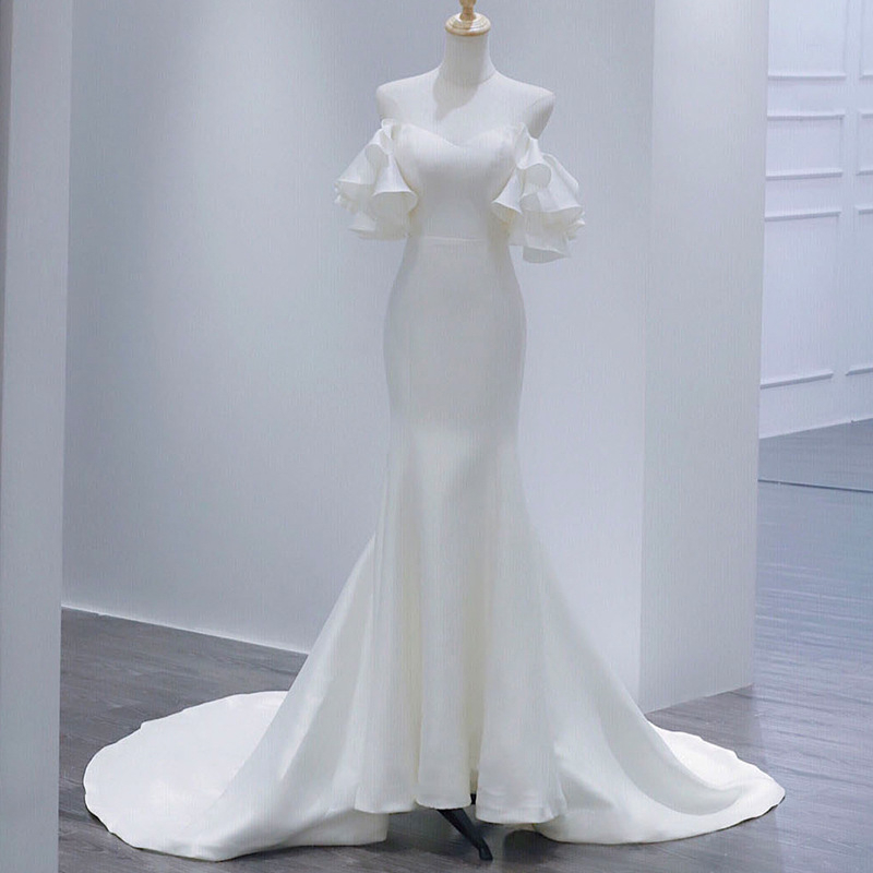 Egy vállú menyasszonyi ruha – fodros 3/4-es ujjak; hosszú szoknya; középső derekú szabás; szatén poliészter anyag