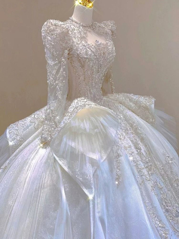 Līgavas kleita ar A-līniju, off-shoulder kakla līnija, bez piedurknēm, augsta vidukļa.