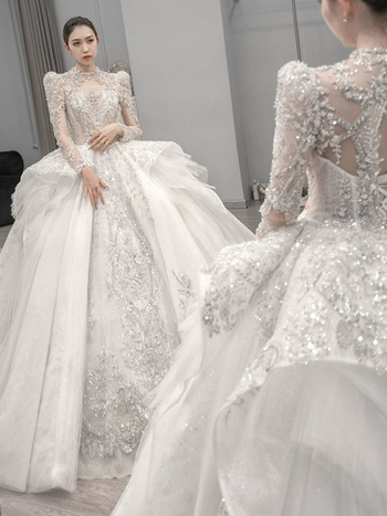 Līgavas kleita ar A-līniju, off-shoulder kakla līnija, bez piedurknēm, augsta vidukļa.