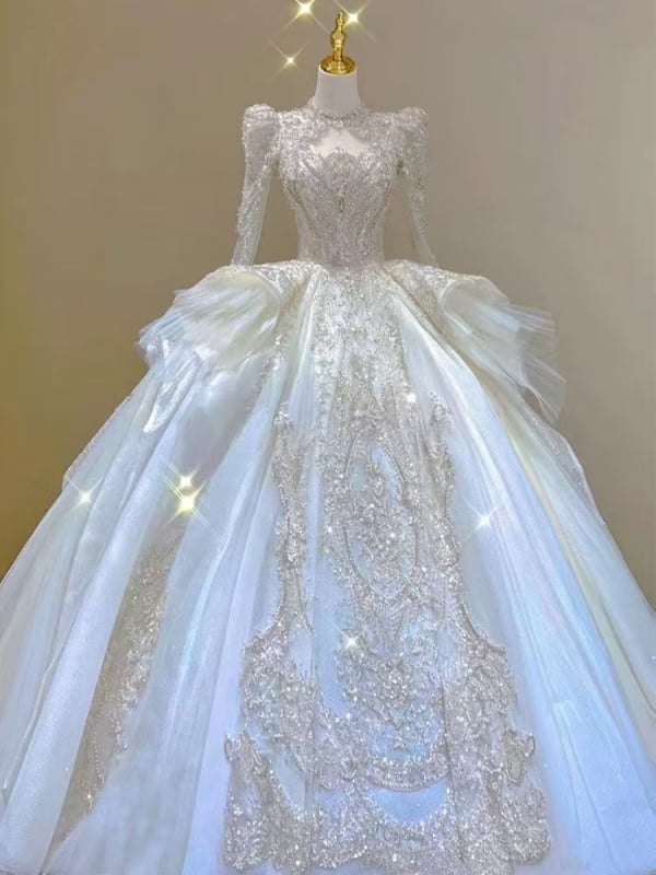 Līgavas kleita ar A-līniju, off-shoulder kakla līnija, bez piedurknēm, augsta vidukļa.