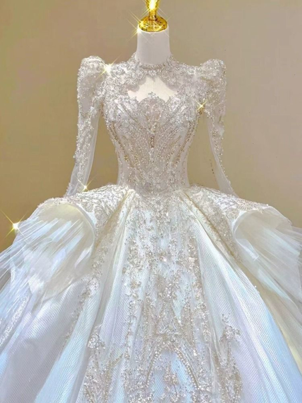 Līgavas kleita ar A-līniju, off-shoulder kakla līnija, bez piedurknēm, augsta vidukļa.