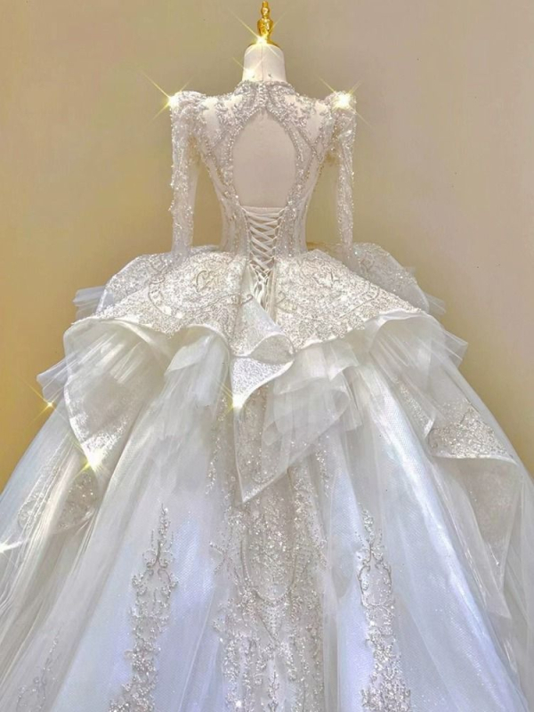 Līgavas kleita ar A-līniju, off-shoulder kakla līnija, bez piedurknēm, augsta vidukļa.