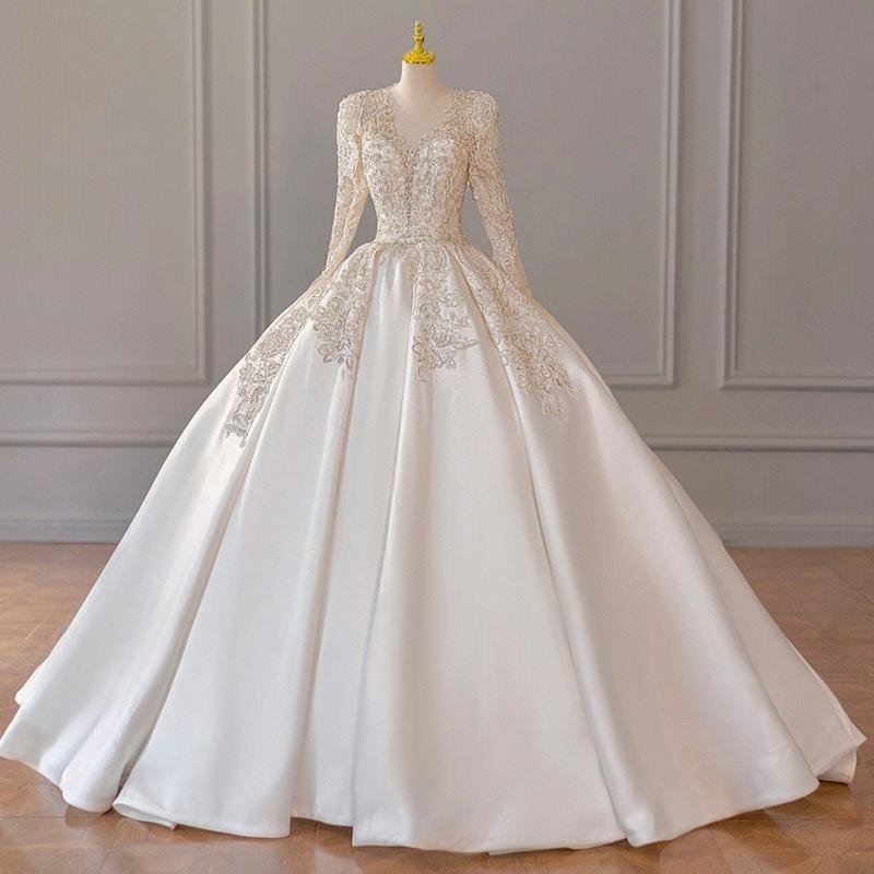 Franču stila kāzu kleita (dziļš V kakla izgriezums; garas piedurknes; princeses svārki; satīna tekstūra)