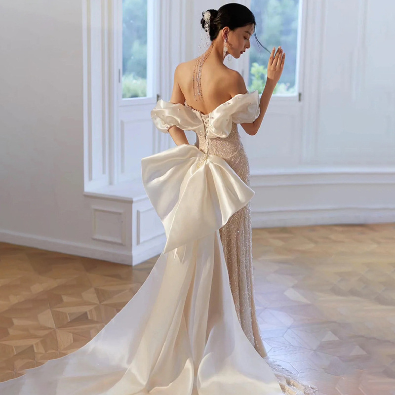 Rochie de mireasă cu coadă de pește, decolteu pe un umăr, talie înaltă, lungă, din poliester, primăvara 2025