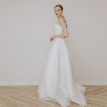 Váll nélküli menyasszonyi ruha satin anyagból, hosszú szoknyával, középső derékvonal, poliészter 70–80%