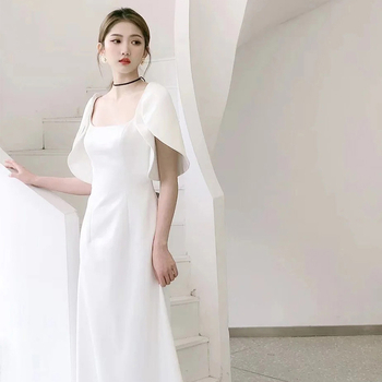 Heburn-stílusú könnyű francia szatén esküvői ruha, háromnegyedes ujjal, hosszú szoknya, középmagas derék, poliészter anyag (70–80%)