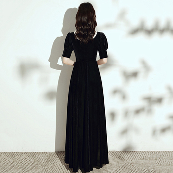 Női estélyi ruha — magas derekú, hosszú szoknya, hercegnő-stílusú ujjak, félujjú kivitel, poliészter anyag (30–50%), 2025 tavasz.