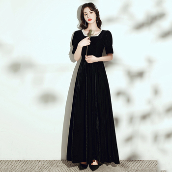 Női estélyi ruha — magas derekú, hosszú szoknya, hercegnő-stílusú ujjak, félujjú kivitel, poliészter anyag (30–50%), 2025 tavasz.