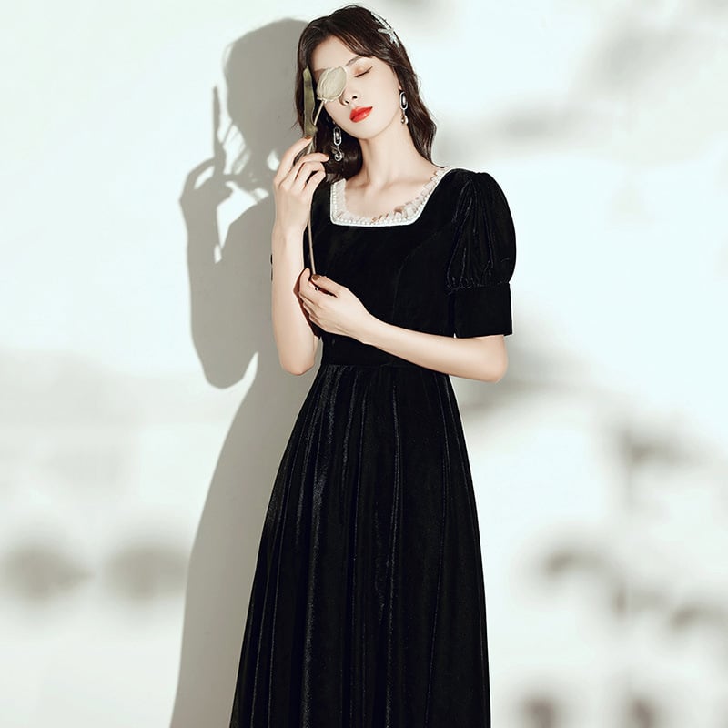 Női estélyi ruha — magas derekú, hosszú szoknya, hercegnő-stílusú ujjak, félujjú kivitel, poliészter anyag (30–50%), 2025 tavasz.