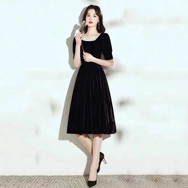 Női estélyi ruha — magas derekú, hosszú szoknya, hercegnő-stílusú ujjak, félujjú kivitel, poliészter anyag (30–50%), 2025 tavasz.