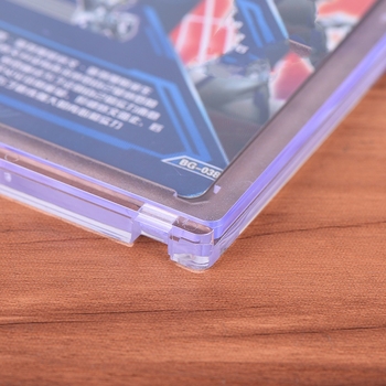 Akrilni magnetski držač kartica u modernom minimalističkom stilu; prilagodljiva težina; snažan magnet
