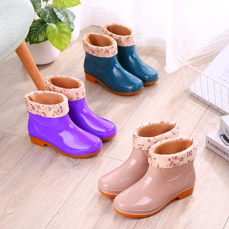 Moteriški lietaus batai, plastikinė viršutinė dalis, trumpas vamzdelis, plokščias kulnas, standartinis storis, išleisti 2022 m. rudens