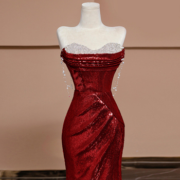 Rochie sirenă cu paiete, fără mâneci, decolteu în formă U cu rever dublu; potrivită pentru nunți, logode, banchete și petreceri