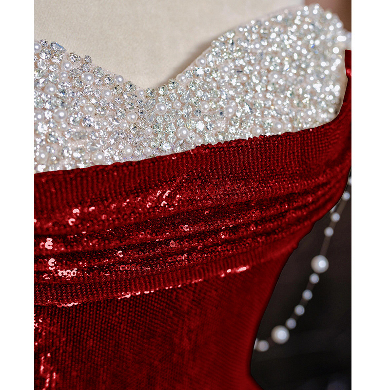 Rochie sirenă cu paiete, fără mâneci, decolteu în formă U cu rever dublu; potrivită pentru nunți, logode, banchete și petreceri