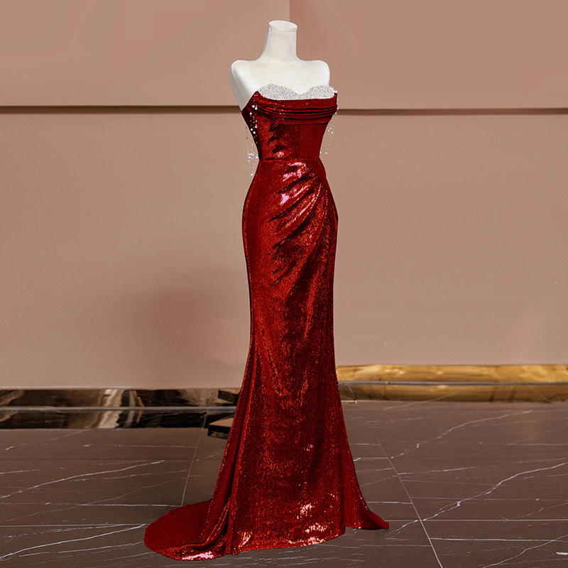 Rochie sirenă cu paiete, fără mâneci, decolteu în formă U cu rever dublu; potrivită pentru nunți, logode, banchete și petreceri