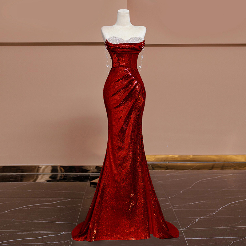 Rochie sirenă cu paiete, fără mâneci, decolteu în formă U cu rever dublu; potrivită pentru nunți, logode, banchete și petreceri