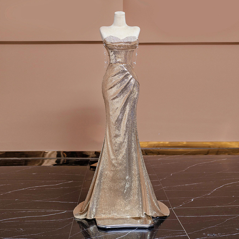 Rochie sirenă cu paiete, fără mâneci, decolteu în formă U cu rever dublu; potrivită pentru nunți, logode, banchete și petreceri