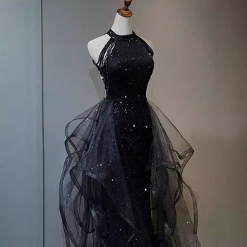 Rochie de seară cu halter, paiete, siluetă prințesă, talie înaltă, mâneci 3/4, fustă lungă (material: acetat 70–80% + poliester ≤30%)